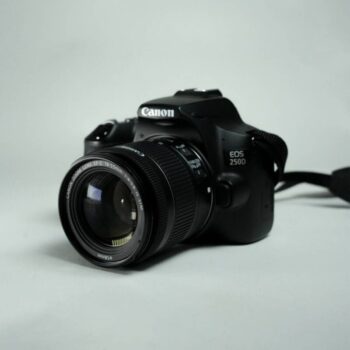 Canon EOS 250D DSLR Camera with 18-55mm Lens (USED)